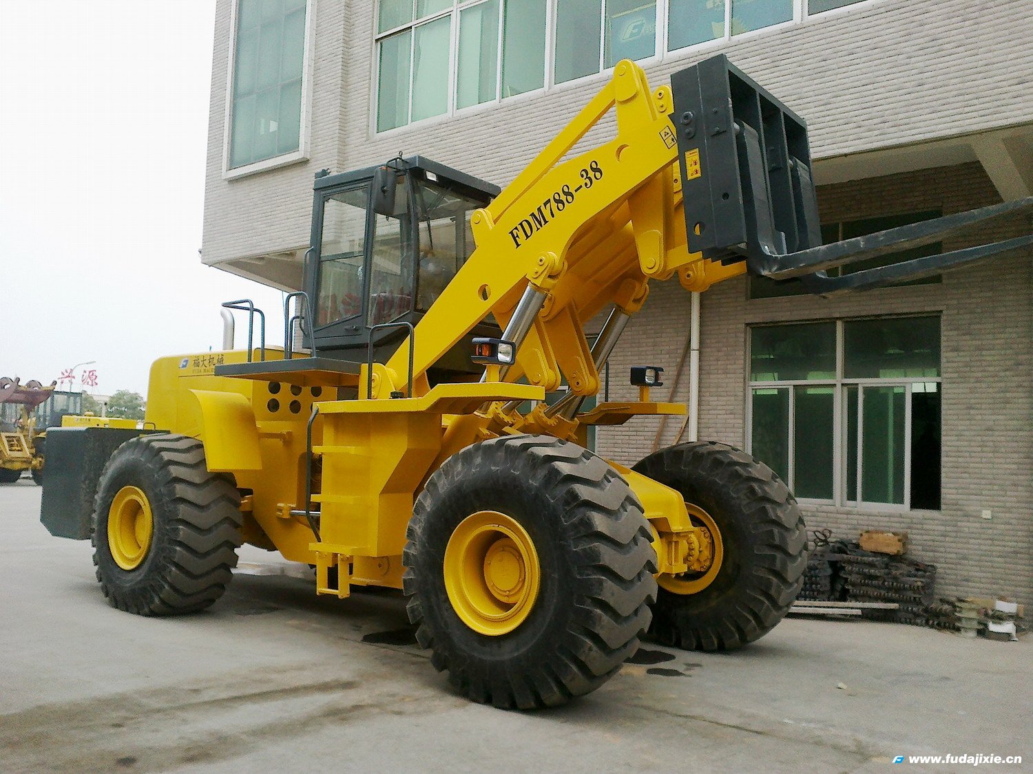 九体育手机入口38吨叉装车亮相2012年厦门九体育（中国）